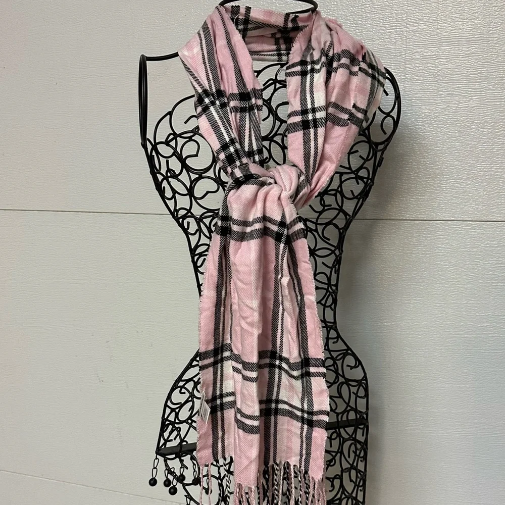 Croft and Barrow Plaid Scarf With Fringe 100% Acrylic Ladies Size O/S Like New